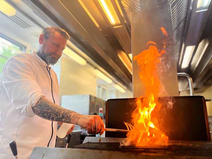 Der neue Küchen-Chef am Steinsee, Dominik Connerth (©Foto: Marcus Strobl)
